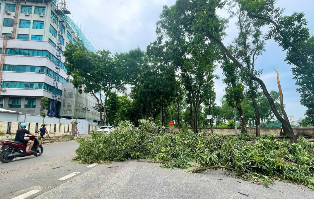 Hà Nội khẩn trương khắc phục sự cố do bão số 3, cảnh báo nguy cơ sạt lở đê điều