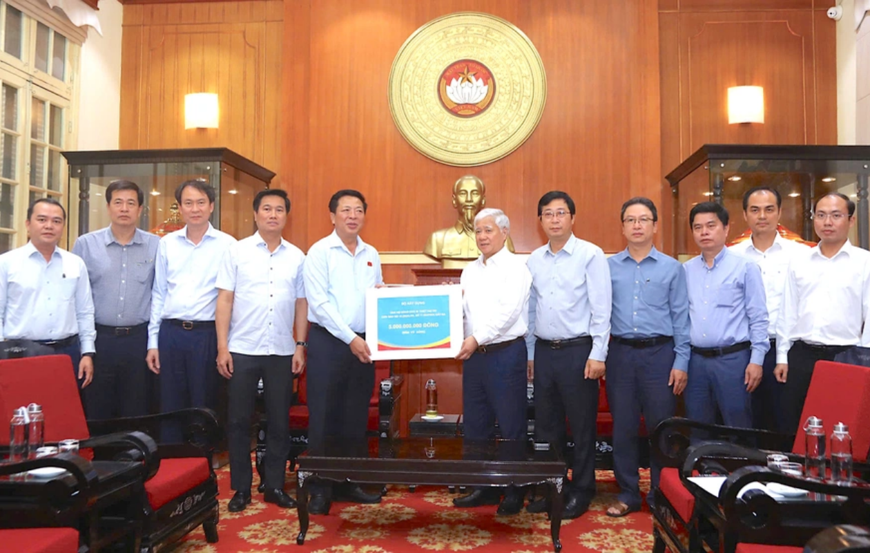 Bộ Xây dựng trao 5 tỷ đồng ủng hộ bà con thiệt hại do bão lũ