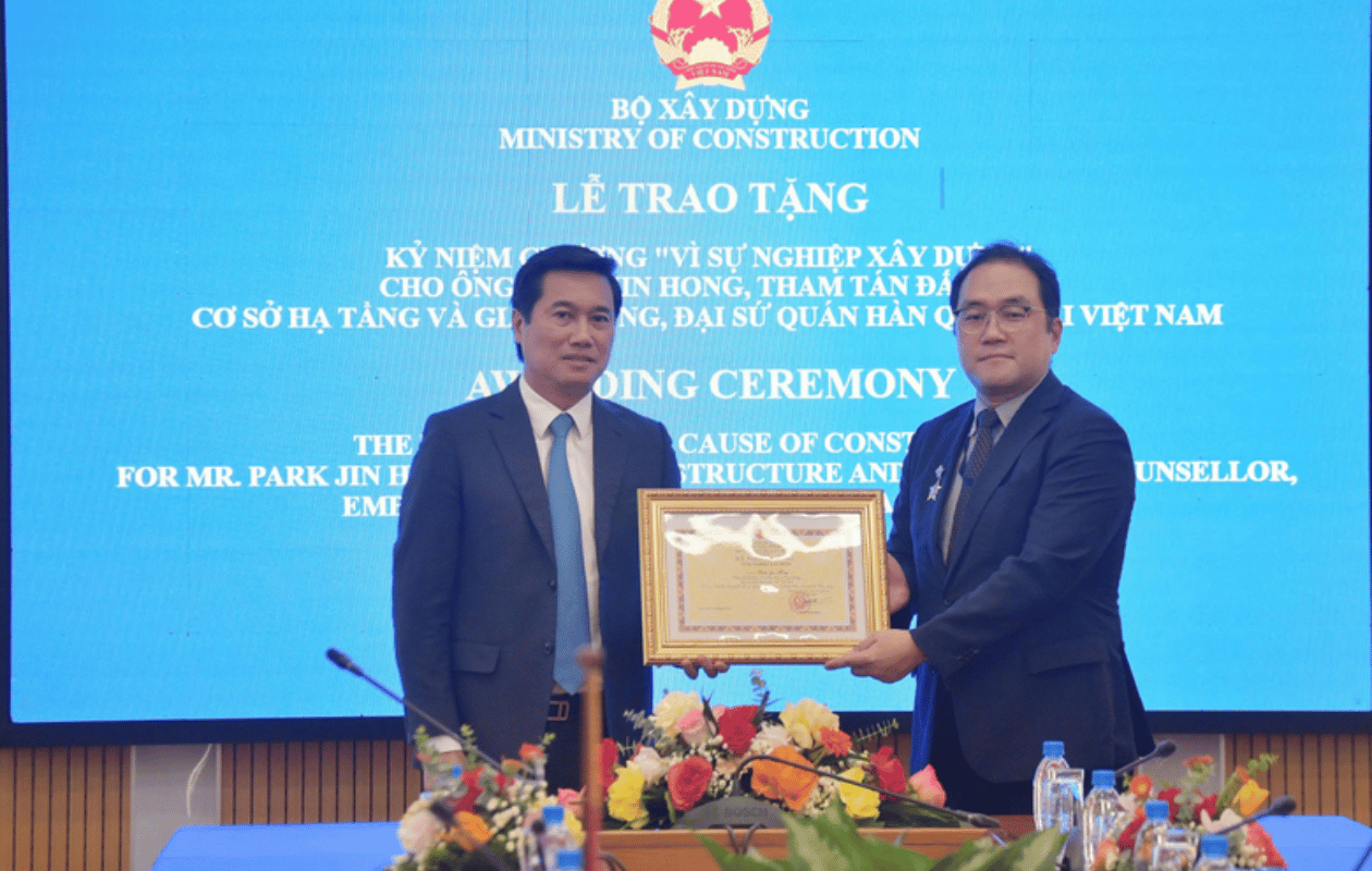 Bộ Xây dựng trao tặng Kỷ niệm chương “Vì sự nghiệp xây dựng” cho ông Park Jin Hong