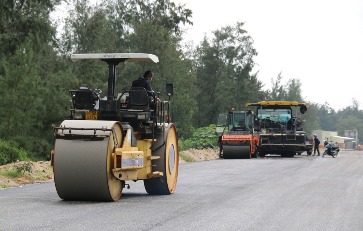 Quảng Ngãi: Tìm giải pháp hỗ trợ doanh nghiệp xây dựng trước biến động giá xăng dầu