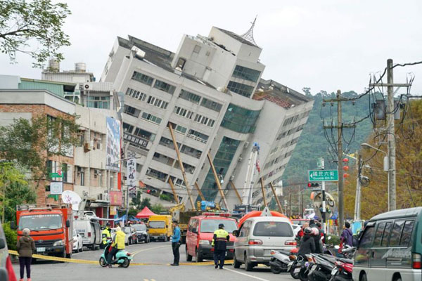 Chung cư ở Đài Loan lật nghiêng vì động đất khiến hàng chục người mắc kẹt