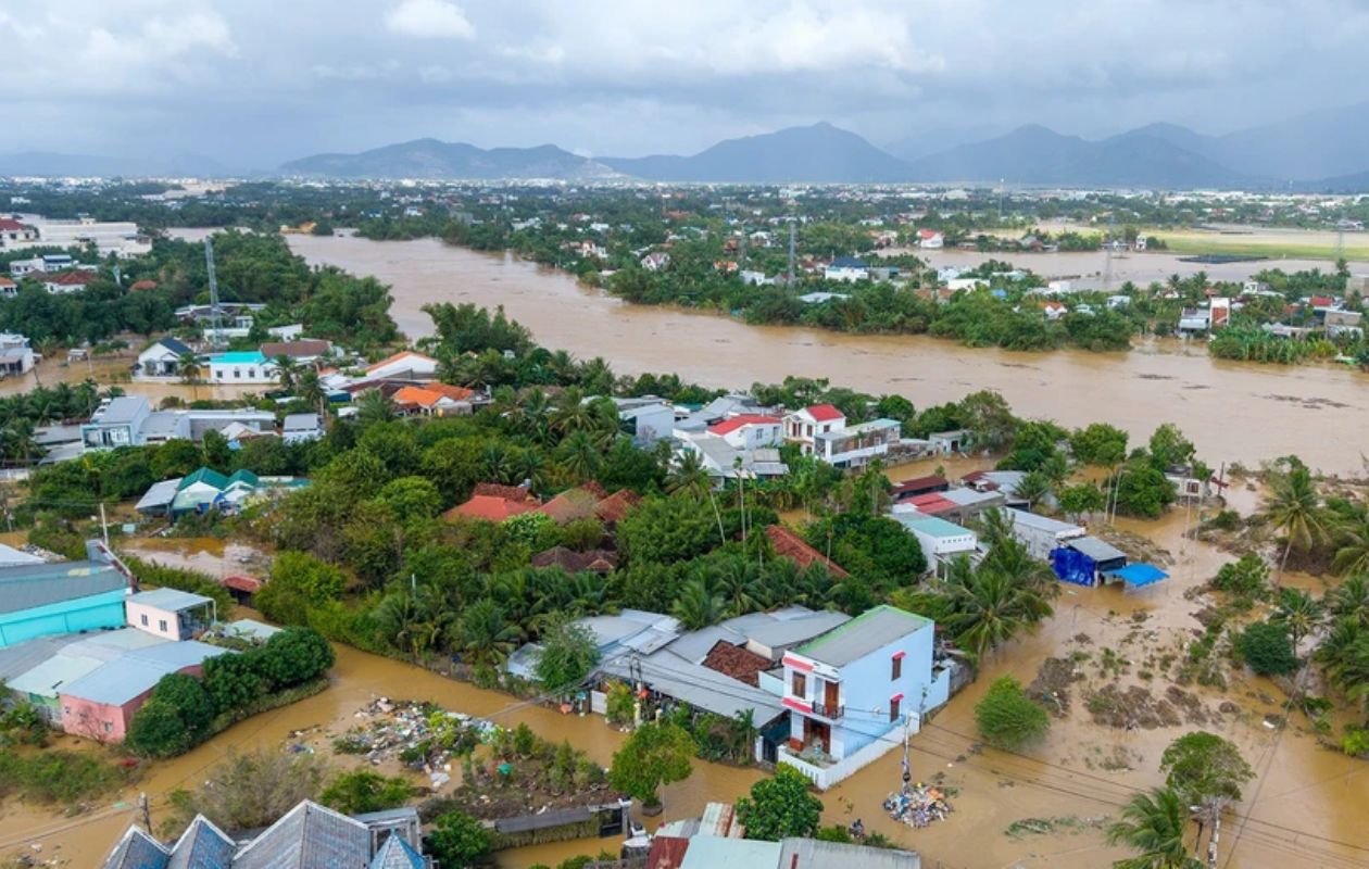 Bộ Xây dựng ra công điện yêu cầu sẵn sàng ứng phó mức cao nhất với mưa lũ miền Trung