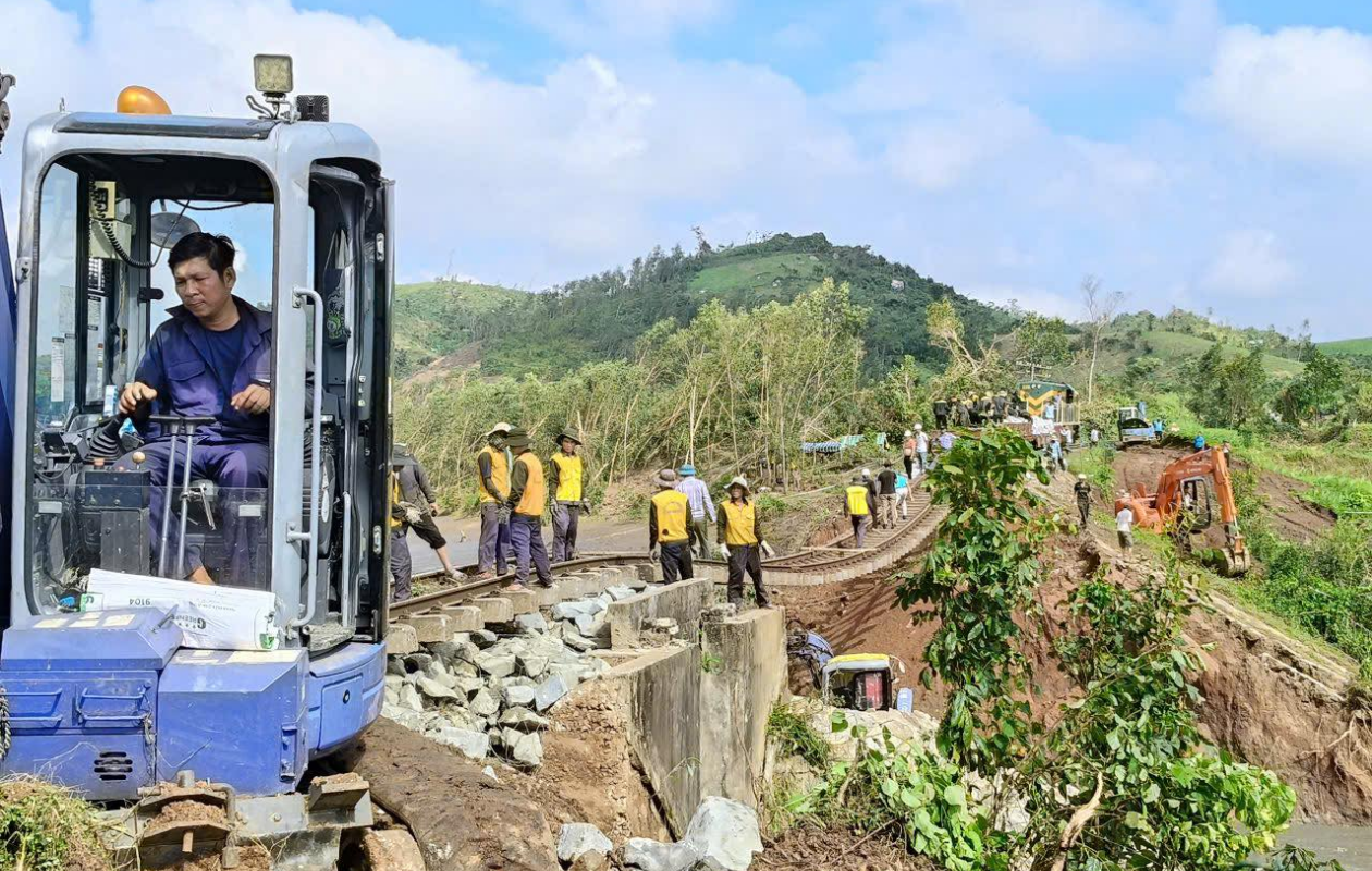 Cả chục điểm ách tắc do mưa lũ: Bộ Xây dựng huy động lực lượng, vật tư, thiết bị khẩn cấp
